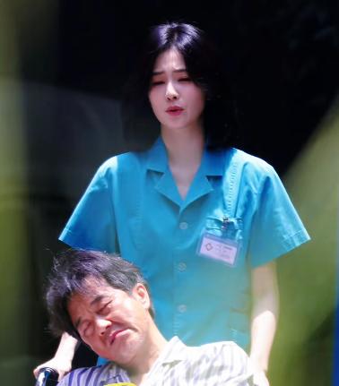 明星工资再次成为热点,_影视寒冬 明星收入暴跌 十八线演员困境
