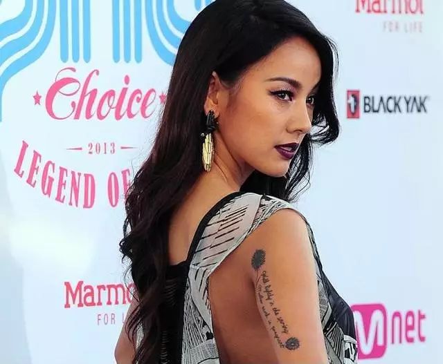 李孝利纹身图案_韩国明星纹身含义_娱乐圈好看的纹身明星